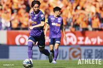 <div class="caption">2024年に復帰し、今季３シーズン目を迎えた川辺駿。広島の心臓として試合を支えている</div>