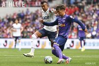 <div class="caption">２月14日の岡山戦で、FW・ルカオとマッチアップする山﨑大地</div>