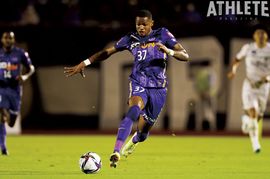 まるで映画のようなストーリー。助っ人でバイト代を稼いでいたサントスを、プロへと導いた観客のメッセージ【INTERVIEW】<br />