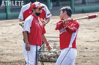 <div class="caption">堂林翔太選手を指導する東出輝裕二軍打撃コーチ。</div>