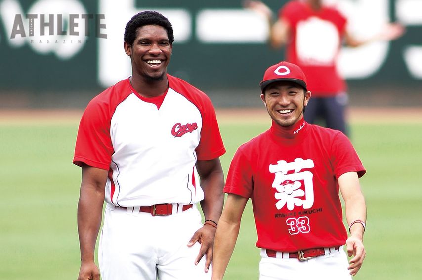 <div class="caption">人懐っこい性格でチームに溶け込む笑顔のロサリオ選手（左）と菊池涼介選手（右）</div>