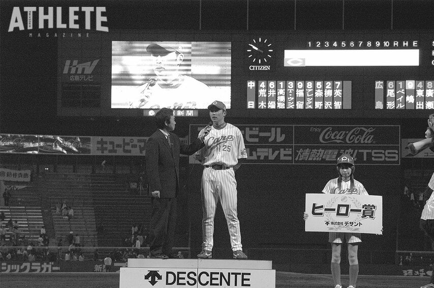 <div class="caption">ヒーローインタビューを受ける現役時代の新井貴浩監督（写真は2005年）</div>