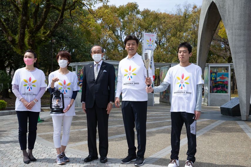 <div class="caption">有森裕子さん（左から2番目）からトーチに炎を受け継いだ緒方孝市さん（右から2番目）</div>
