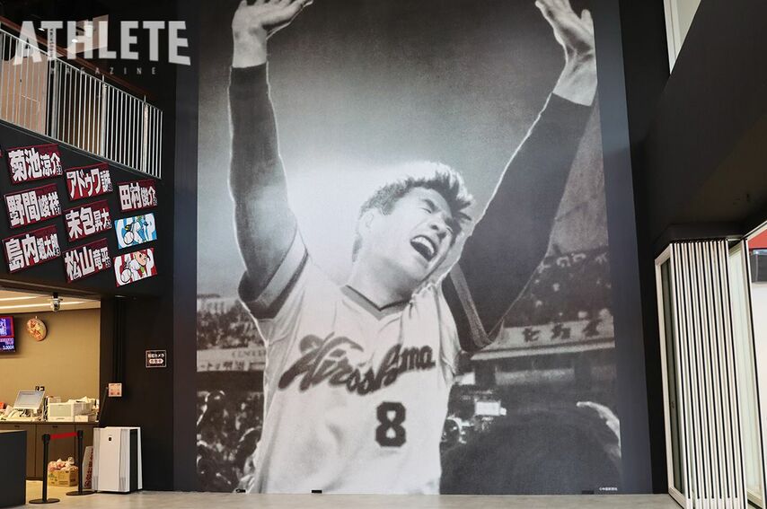 マツダ スタジアムグッズショップの巨大壁画にミスター赤ヘル・山本浩二氏が登場！