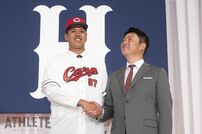 <div class="caption">新井貴浩監督も思わず見上げる高身長</div>