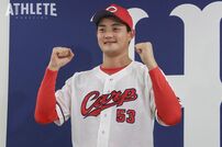 <div class="caption">監督選抜で初のオールスターに選出され、会見でガッツポーズを見せる岡本駿</div>