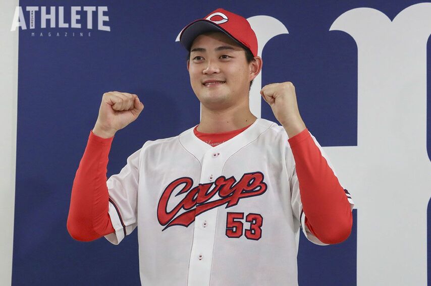 <div class="caption">監督選抜で初のオールスターに選出され、会見でガッツポーズを見せる岡本駿</div>