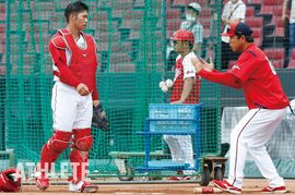 「予測、準備、心構えを怠ることは絶対になしにしよう」カープ石原慶幸コーチが捕手・坂倉将吾に伝えてきたこと