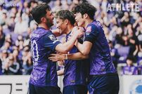 <div class="caption">先制点をあげた鈴木章斗と、今季初ゴールをマークした加藤陸次樹</div>