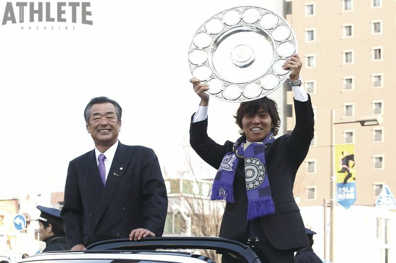 <div class="caption">平和大通りで行われた優勝パレードで、シャーレを掲げる佐藤寿人氏。</div>