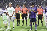 <div class="caption">両チームを代表して平和の宣誓を行う住吉ジェラニレショーン（左）と中島洋太朗（右）</div>