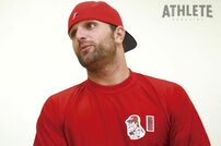 <div class="caption">マエケンTシャツを着用し、インタビューに応じるサファテ</div>