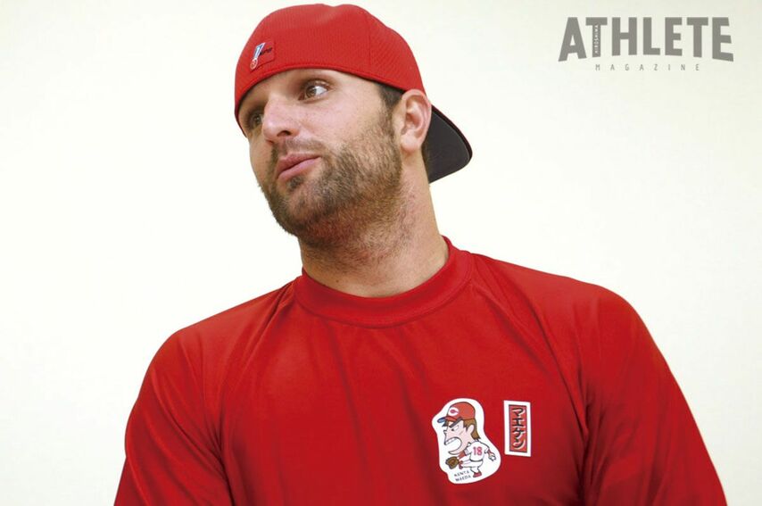 <div class="caption">マエケンTシャツを着用し、インタビューに応じるサファテ</div>