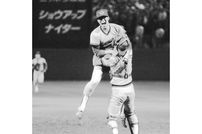 <div class="caption">1986年に抑えに転向。写真は同年にリーグ優勝を決め、捕手・達川光男と抱き合う津田。</div>
