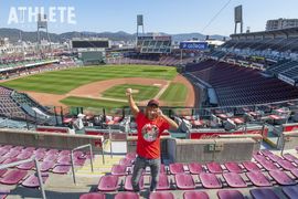 プロレスの巡業にもカープ応援グッズを持参！　【内藤哲也の制御不能なカープ愛＃2】