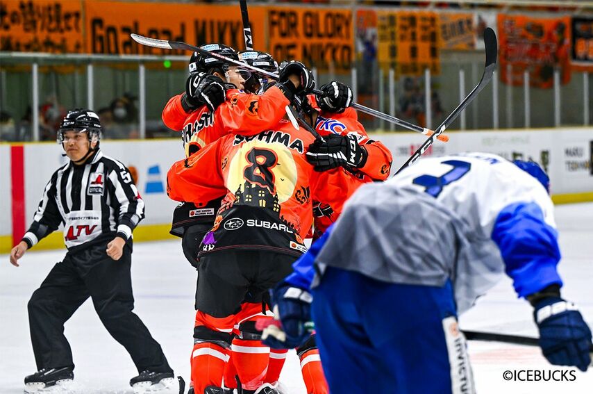 アイスバックス相馬秀斗が今季初ゴールも一歩届かず、3位に転落