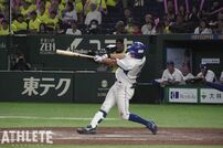 <div class="caption">６回、試合を振り出しに戻す2点適時打を放ったエイジェック・高木大輝</div>