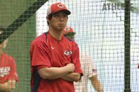 <div class="caption">大野練習場で選手の練習を見守る野村コーチ（写真は2025年）</div>