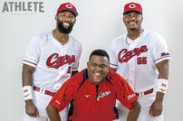 <div class="caption">ファビアン、モンテロと笑顔でスリーショット</div>