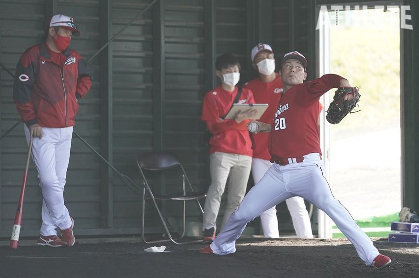 <div class="caption">春季キャンプで、栗林の投球を見守る佐々岡監督と永川投手コーチ。</div>
