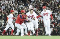 <div class="caption">前田健太とダルビッシュが投げ合った2010年6月15日の日本ハム戦（マツダスタジアム）は、赤松のサヨナラ打で終止符が打たれた。</div>