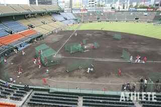 1,000人のファンがグラウンドに乱入。野次が響き渡る旧広島市民球場で