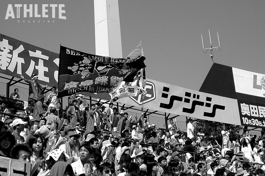 <div class="caption">応援歌で盛り上がる、旧広島市民球場スタンドの様子</div>