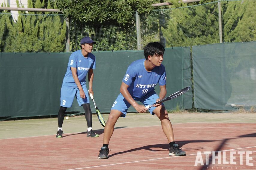 <div class="caption">NTT西日本でペアを組む内田理久選手（写真左）は、内本選手 の早稲田大時代の1学年後輩にあたる。</div>