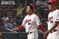 <div class="caption">前半戦を終え、38勝45敗5分、勝率.458で5位に位置するカープ</div>