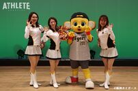 <div class="caption">ゲスト出演した、阪神タイガース公式チアパフォーマンスチーム『TigersGirls』と、マスコットキャラクターのキー太。©︎阪神タイガース</div>