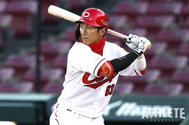 注目の一戦、西川龍馬へのサインは正しかったのか。カープOB笘篠賢治氏が話す、勝利を呼び込むベンチワークとは