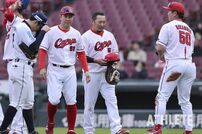 <div class="caption">トライアウト終了後、集まったファンに挨拶をする参加選手たち</div>