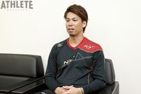 <div class="caption">2015年、球団施設でインタビューに答える前田健太</div>