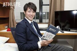 《カープ・入寮プレイバック》2019年ドラフト1位。日本代表でも活躍したあの投手が持参したのは、松井秀喜にまつわる一冊