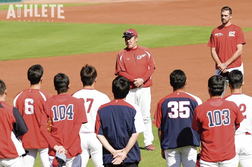 <div class="caption">グラウンドで選手たちに語りかける佐々岡監督。右奥には沢村賞投手、クリス・ジョンソンの姿も見える</div>