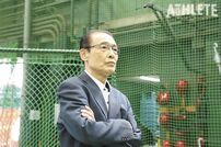 <div class="caption">室内練習場で、選手を見つめる道原寮長</div>