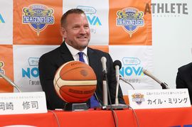 広島ドラゴンフライズ、B1西地区最下位からの逆襲へ。<br />朝山正悟が語り継ぐ「伝統」と、地に足がついた新ヘッドコーチの「言葉」。