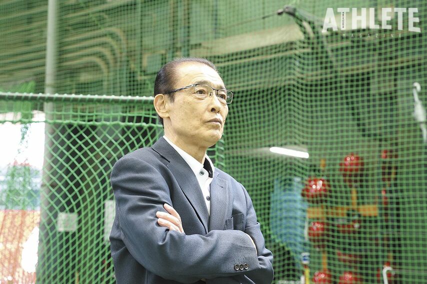 <div class="caption">室内練習場で、選手を見つめる道原寮長</div>