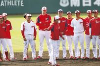 <div class="caption">2021年の春季キャンプで、鈴木誠也、堂林翔太ら野手陣を前に指導する河田コーチ。</div>