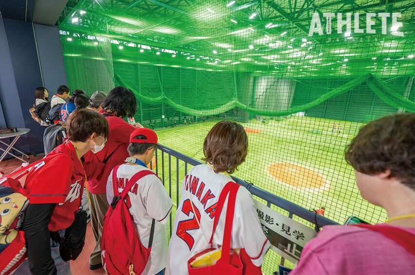 <div class="caption">なかなか入ることのできない室内練習場での練習見学。みなさん興味津々でご覧になっていました!</div>