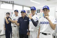 <div class="caption">中野佐資監督と部員たち</div>
