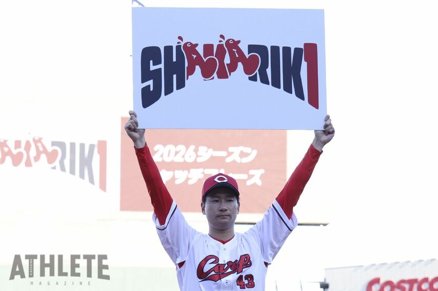 <div class="caption">キャッチフレーズのボードを掲げる島内颯太郎</div>