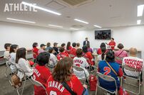 <div class="caption">マツダ スタジアム内の会議室で行ったファンミーティング。初出し情報もたくさんありました♪</div>