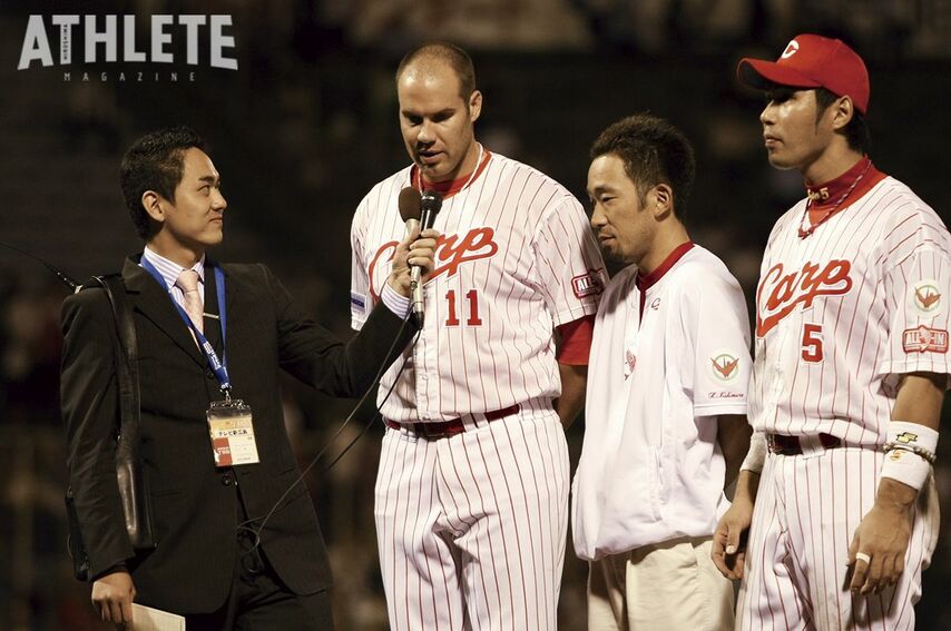 <div class="caption">旧広島市民球場でヒーローインタビューに答えるルイス。隣には西村公良通訳の姿も見える</div>