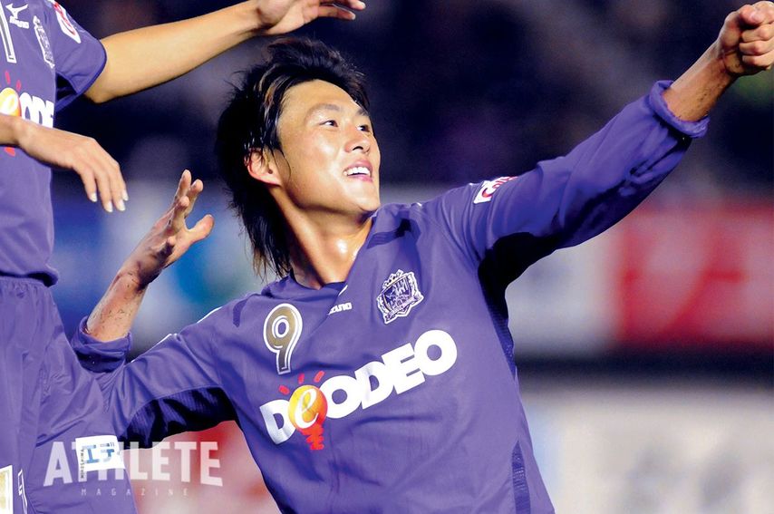 居酒屋での驚愕の入団会見に臨んだ点取り屋とは。日本を優勝に導く決勝弾をはじめ数々のゴールを決めたストライカーの番号【サンフレッチェ背番号の系譜】