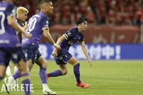 <div class="caption">2024年1月、国立競技場で行われたタイ戦で代表初出場・初ゴールを上げた川村拓夢。</div>
