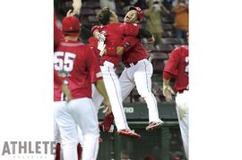 不調の9月。無安打が続いた時に頼った4番・鈴木が坂倉将吾に送ったアドバイス【INTERVIEW#2】<br />