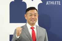 <div class="caption">赤いネクタイを締め、記者会見に登壇した石井弘寿氏</div>