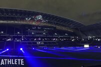 <div class="caption">初の試みとなる『バイオレットクリスマスショー』。観客席に浮かび上がったのはサンタクロース</div>