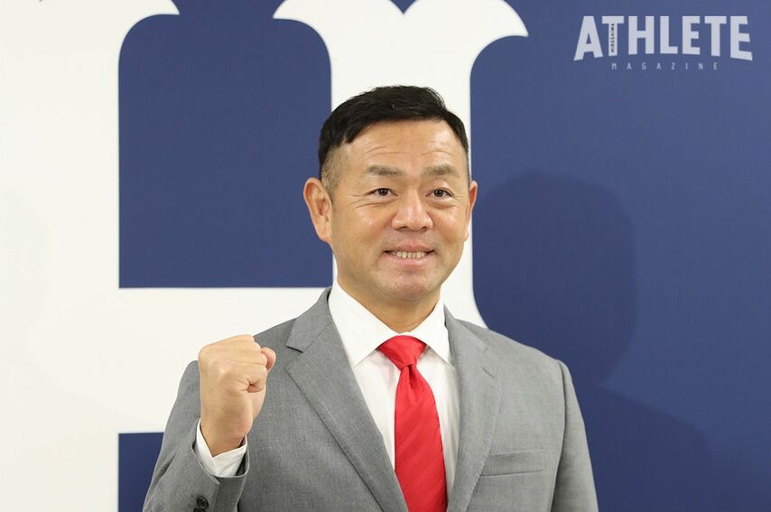 <div class="caption">赤いネクタイを締め、記者会見に登壇した石井弘寿氏</div>